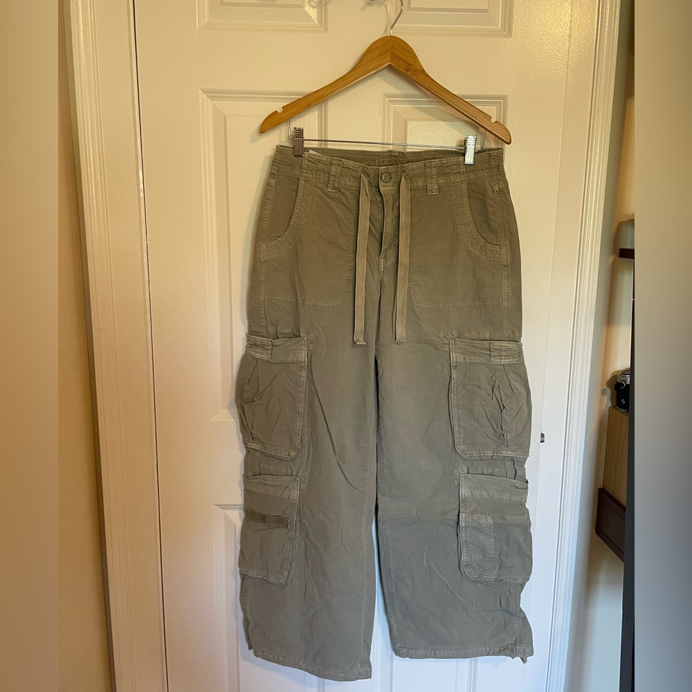 American Eagle Outfitters Baggy Women’s Convertible Cargo Pants in Olive